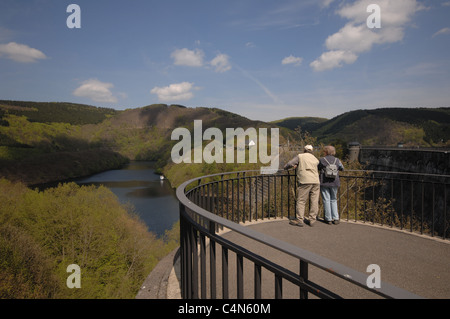 Urftstaumauer Touristen auf der im Nationalpark Eifel. Banque D'Images