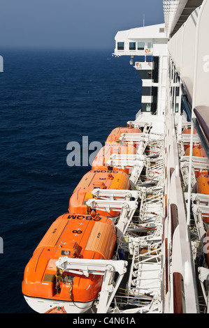 Canots sur le paquebot Queen Mary 2 pendant la traversée transatlantique. Banque D'Images