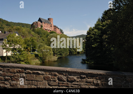 Burg Hengebach auf einem Felsen oberhalb der Rur. Banque D'Images