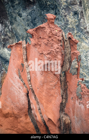 Les dykes volcaniques exécuter par pilier de dépôts de cendres rouges, Péninsule de Sao Lourenço, Madère Banque D'Images