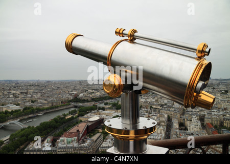 Affichage d'un télescope sur la plate-forme d'observation de la Tour Eiffel, Paris Banque D'Images