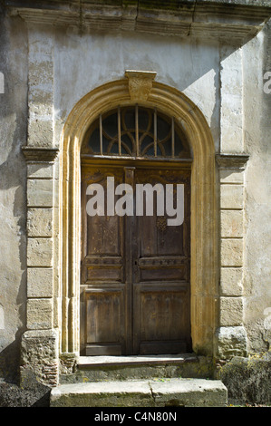 Porte traditionnelle française dans la ville pittoresque de Castelmoron d'Albret dans la région de Bordeaux, Gironde, France Banque D'Images