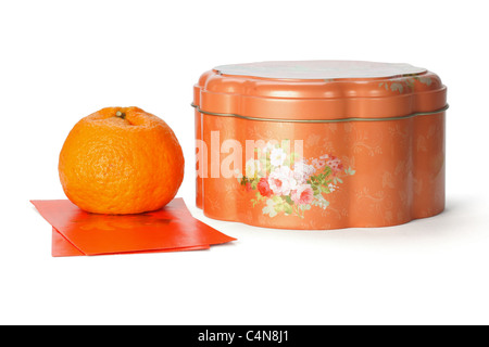 Le nouvel an chinois, les paquets rouge orange mandarine et boîte-cadeau sur blanc Banque D'Images