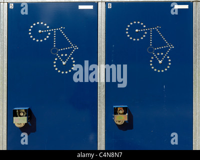 Casiers pour garder des vélos pour le personnel de l'hôpital en Angleterre Banque D'Images