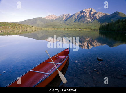 Red Canoe à l'aube sur le lac Pyramid, Jasper National Park, Alberta, Canada. Banque D'Images