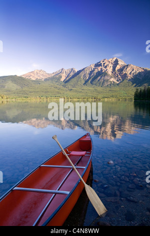 Red Canoe à l'aube sur le lac Pyramid, Jasper National Park, Alberta, Canada. Banque D'Images