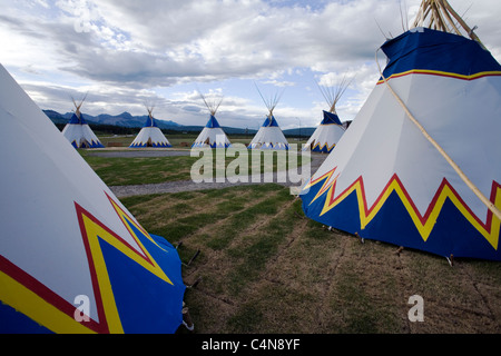 Des tipis autochtones près de Banff National Park, Alberta, Canada. Banque D'Images