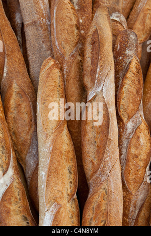 Pain français cuites au four des baguettes en vente au marché alimentaire en région de Bordeaux Banque D'Images