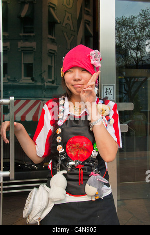 Pékin, Chine, adolescent chinois en uniforme de restaurant de restauration rapide à la porte d'entrée, Hawking gens dehors Banque D'Images