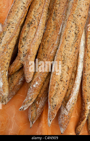 Multigrain cuites au four des baguettes de pain français en vente au marché alimentaire en région de Bordeaux Banque D'Images