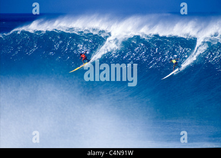 Surfers décolle pendant l'Eddie Aikau surf tournoi, Waimea Bay, North Shore, Oahu, Hawaii Banque D'Images