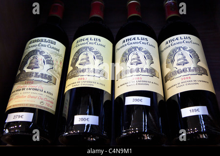 Chateau Angelus Premier Grand Cru Classe 1998, 2002, 2005, 2006 fine wine en vente, St Emilion, Bordeaux, France Banque D'Images