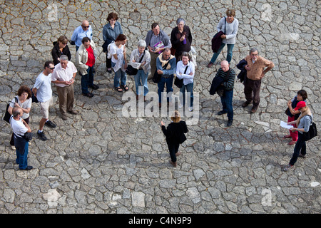 Les touristes écouter tour guide dans la rue pittoresque de St Emilion, Bordeaux, France Banque D'Images