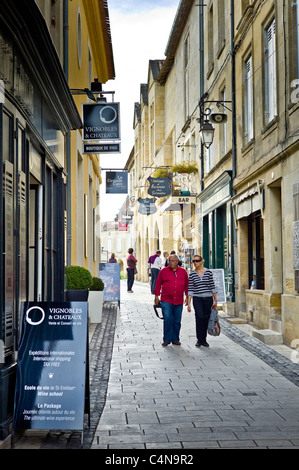 Les touristes balade dans St Emilion dans la région de Bordeaux Banque D'Images