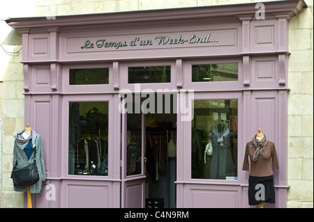 En dehors des mannequins de mode de dames boutique Le Temps d'un week-end à St Emilion, Bordeaux, France Banque D'Images