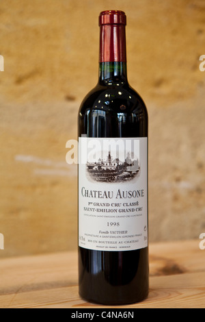 Château Ausone vin fin dans Vignobles et chateaux wine merchant shop à St Emilion à Bordeaux Wine region de France Banque D'Images