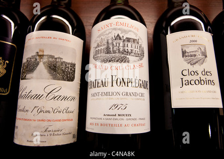 Vins Chateau Chateau Fonplegade, Canon, Clos des Jacobins en marchands de vin shop à St Emilion, Bordeaux, France Banque D'Images