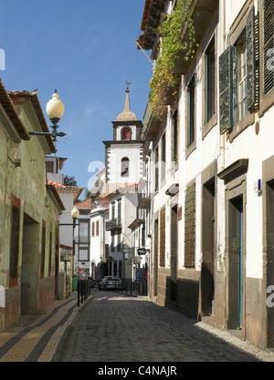 Vue sur la rue scène Igreja Sao Pedro Eglise de Rua de Sao Pedro dans le centre ville de Funchal Madère Portugal Europe de l'UE Banque D'Images