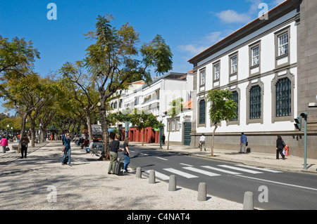 Visiteurs touristes personnes marchant le long dans le centre-ville Au printemps Avenida Arriaga Funchal Madère Portugal UE Europe Banque D'Images