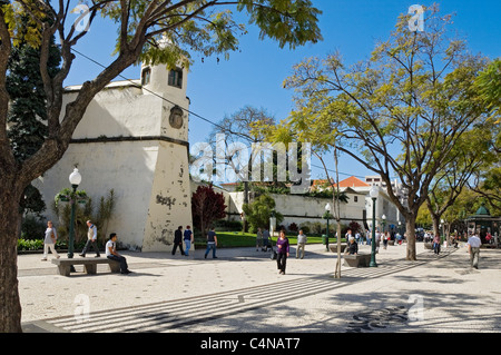 Visiteurs touristes personnes marchant le long de l'Avenida Arriaga au printemps Funchal Centre ville Madère Portugal UE Europe Banque D'Images