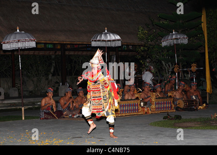 Baris danseur. Baris est une danse de guerre traditionnels de Bali, accompagné de gamelan, Banque D'Images