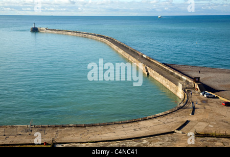 Brise-lames grand épi de béton Newhaven, East Sussex, Angleterre. L'accumulation de sédiments illustre longshore drift. Banque D'Images