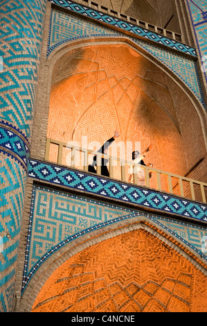 Deux jeunes femmes iraniennes salute pendant une visite au complexe d'Amir Chakhmaq zoroastrienne, Yazd, Iran Banque D'Images