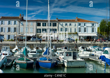 Bateaux dans le port au quai de Sénac à la Flotte, Ile de Re, France Banque D'Images