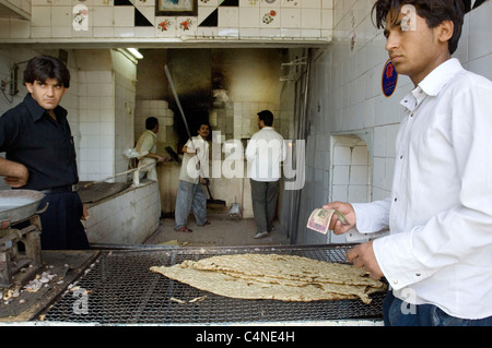 Boulangerie avec pain typique (cuit sur des pierres), Shiraz, Iran Banque D'Images