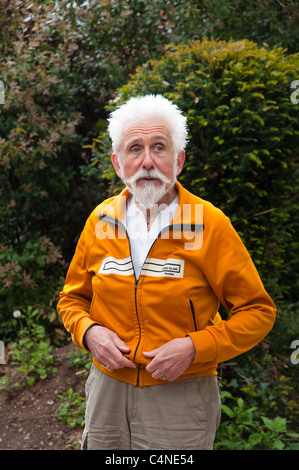 Sir Roy Strong parle aux visiteurs sur l'histoire de son grand jardin à l'Laskett Jardin, Herefordshire, Angleterre. Banque D'Images