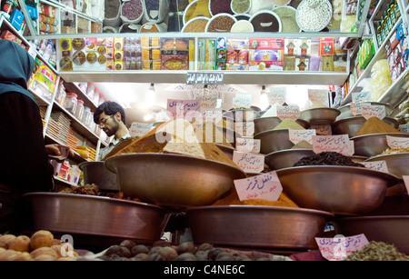 Pharmacie avec des épices dans le bazar, Shiraz, Iran Banque D'Images