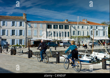 Les touristes à vélo sur le port au quai de Sénac à la Flotte, Ile de Re, France Banque D'Images