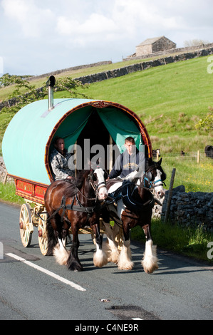 Gyrpsy à cheval sur la route principale près de caravane Sedbergh au moment de Appleby juste. Banque D'Images