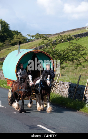 Gyrpsy à cheval sur la route principale près de caravane Sedbergh au moment de Appleby juste. Banque D'Images