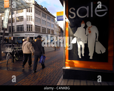 Sutton High Street Zone Piétonne Ventes De Janvier Banque D'Images