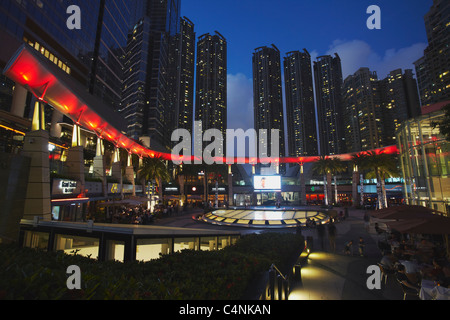 Restaurants dans Civic Square, centre commercial des éléments, à l'Ouest de Kowloon, Hong Kong, Chine Banque D'Images