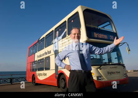 Français Roger Directeur général de Brighton & Hove Bus & Coach Company , avec l'un de ses autobus à deux étages. Banque D'Images