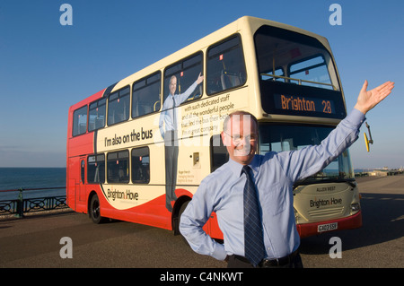 Français Roger Directeur général de Brighton & Hove Bus & Coach Company , avec l'un de ses autobus à deux étages. Banque D'Images