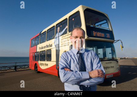 Français Roger Directeur général de Brighton & Hove Bus & Coach Company , avec l'un de ses autobus à deux étages. Banque D'Images