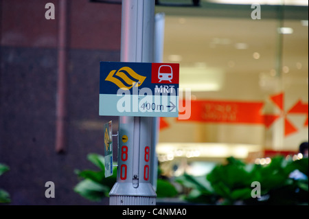 MRT Singapour signe sur Orchard Road. MRT est la masse du système de transport ferroviaire souterrain généralement de Singapour Banque D'Images