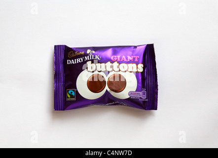 Sachet de lait Cadbury chocolats boutons géant isolé sur fond blanc Banque D'Images