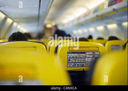 Ryanair Boeing 737-800 vue de l'intérieur avec les passagers, peu profonde DOF. Banque D'Images