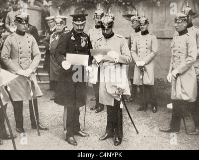 George V d'Angleterre (à droite) visite de son cousin le Kaiser Guillaume II d'Allemagne en 1913. Banque D'Images