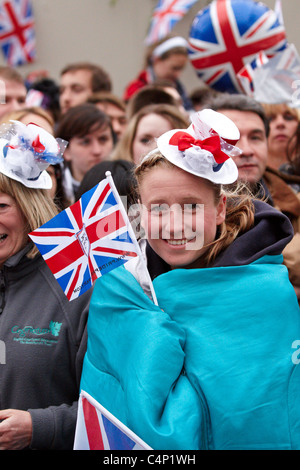 Mariage Royal : 2011 spectateurs attendre près de l'abbaye de Westminster Banque D'Images