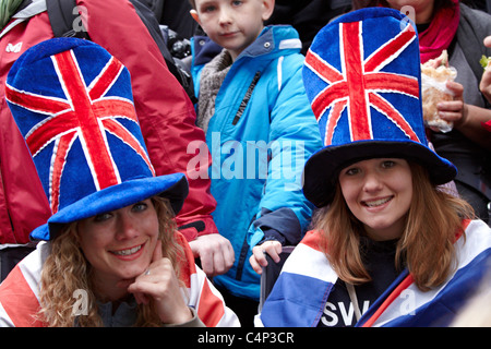 Mariage Royal : 2011 spectateurs attendre près de l'abbaye de Westminster Banque D'Images