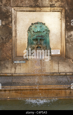 Détail de fontaine, Arles, Bouches-du-Rhône, Provence, France Banque D'Images