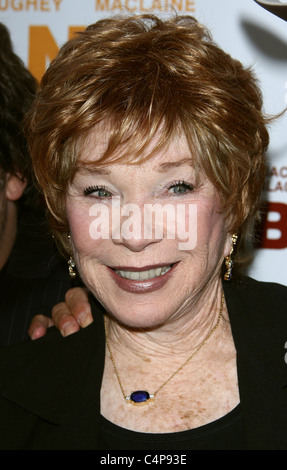 SHIRLEY MACLAINE BERNIE. Première mondiale au 2011 LOS ANGELES FILM FESTIVAL SOIRÉE D'OUVERTURE DU CENTRE DE LOS ANGELES CALIFORNIE U Banque D'Images
