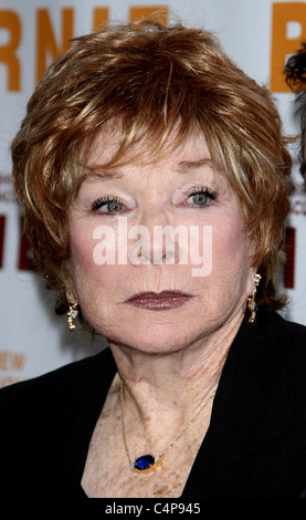 SHIRLEY MACLAINE BERNIE. Première mondiale au 2011 LOS ANGELES FILM FESTIVAL SOIRÉE D'OUVERTURE DU CENTRE DE LOS ANGELES CALIFORNIE U Banque D'Images