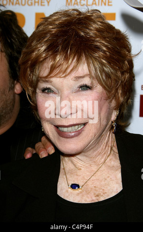 SHIRLEY MACLAINE BERNIE. Première mondiale au 2011 LOS ANGELES FILM FESTIVAL SOIRÉE D'OUVERTURE DU CENTRE DE LOS ANGELES CALIFORNIE U Banque D'Images