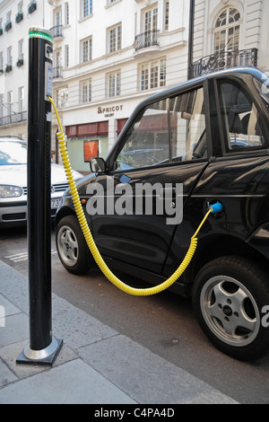 Une voiture électrique ('G Wiz' ) d'être facturés à l'Elektrobay point de recharge sur rue sur Albemarle Street, Londres. Avr 2011 Banque D'Images